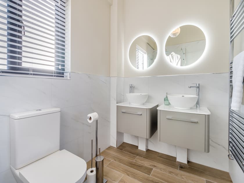 Bathroom | The Warne - Pentre Lodges, Pentre