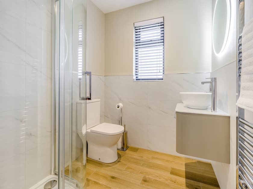 Bathroom | The Warne - Pentre Lodges, Pentre