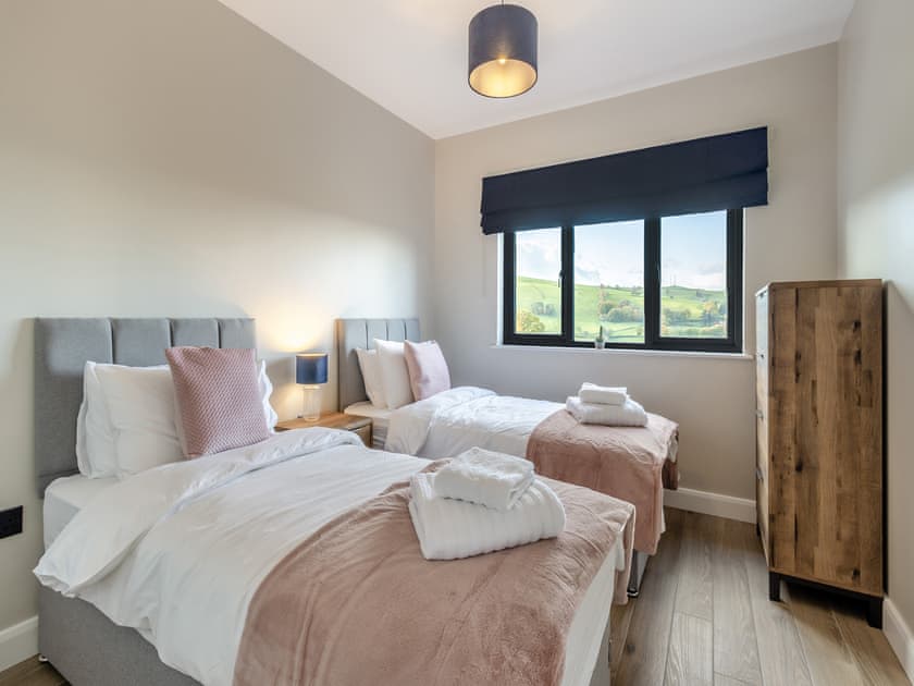Twin bedroom | The Lara - Pentre Lodges, Pentre