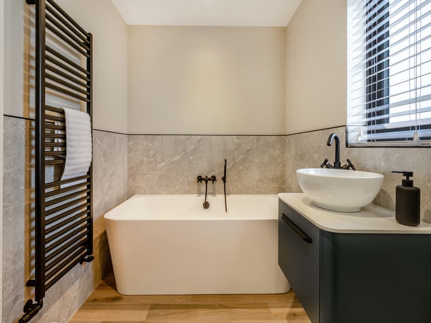 Bathroom | The Lara - Pentre Lodges, Pentre