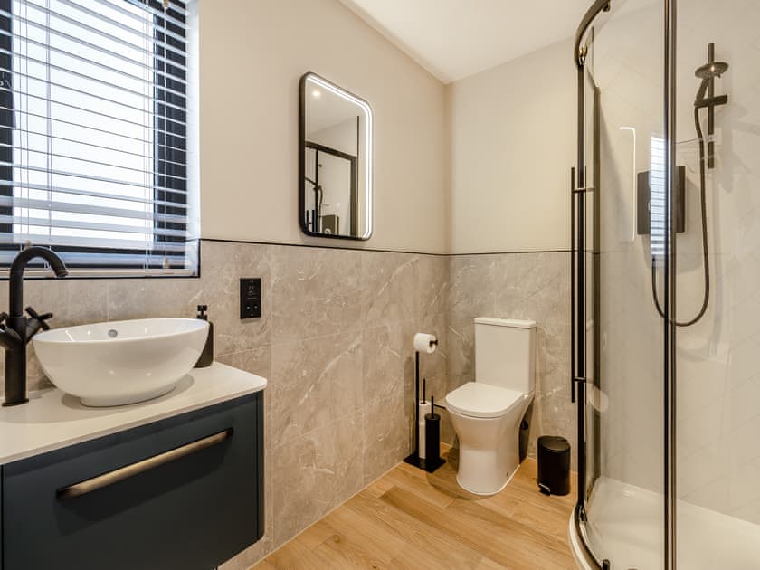 Bathroom | The Lara - Pentre Lodges, Pentre