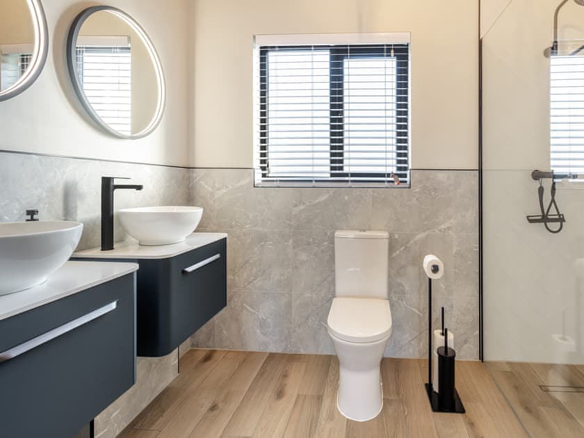 Bathroom | The Lara - Pentre Lodges, Pentre