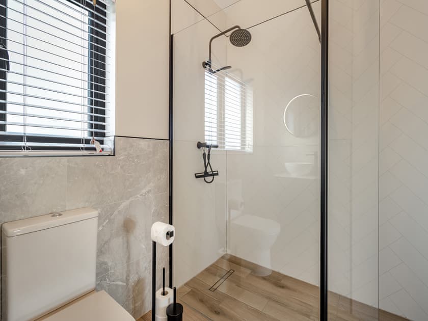 Bathroom | The Lara - Pentre Lodges, Pentre