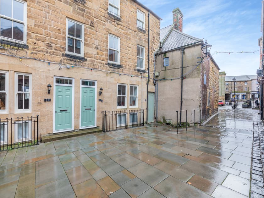 Exterior | Town Square Apartment - Alnwick Hideaways, Alnwick