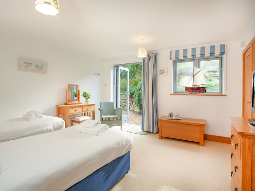 Bright and airy twin bedroom with patio doors to garden | Shark Fin, Sennen