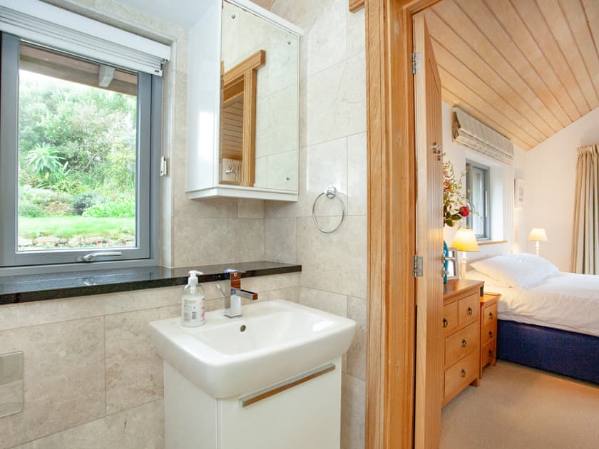 En suite wet room with power shower | Shark Fin, Sennen