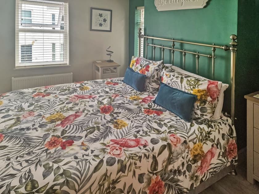 Kingsize bedroom | Bumblebee Cottage, Sheringam