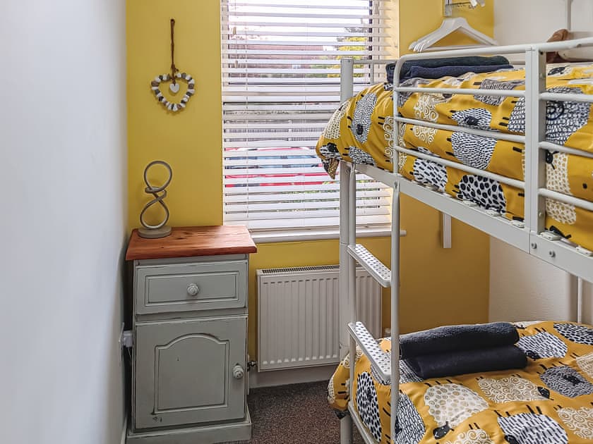 Bunk bedroom | Bumblebee Cottage, Sheringam
