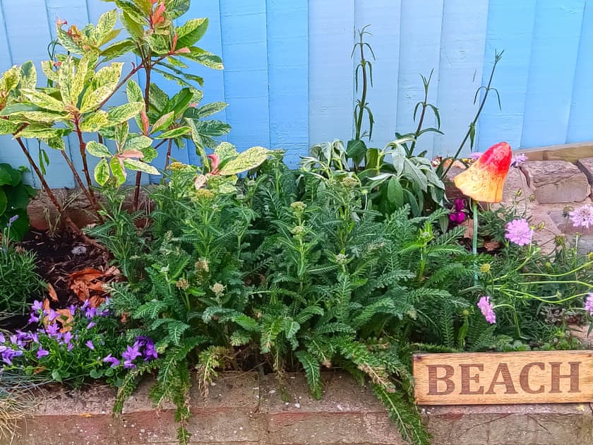 Garden | Bumblebee Cottage, Sheringam