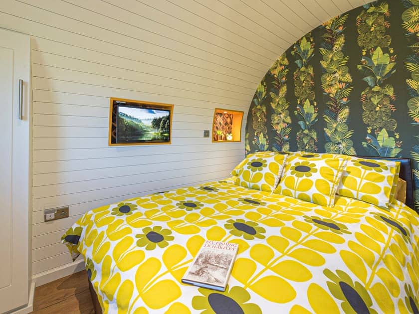  Let’s Glamp Retro Queen - Let’s Glamp Retro, Llandysul