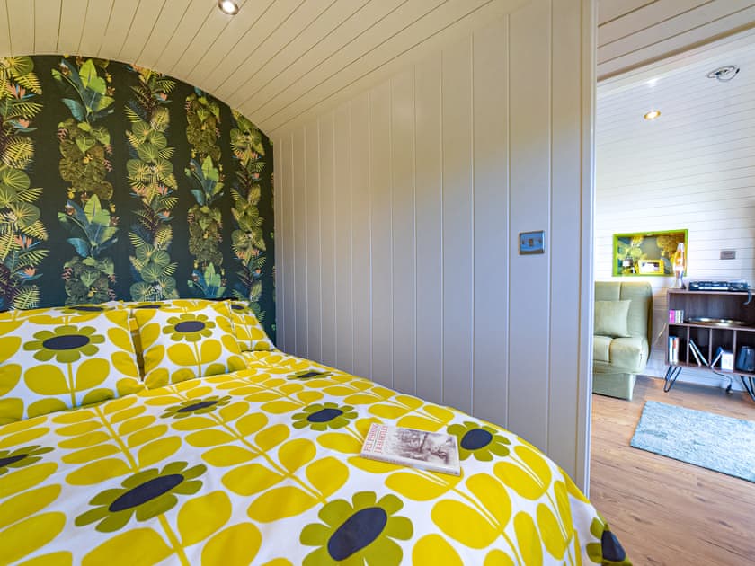  Let’s Glamp Retro Queen - Let’s Glamp Retro, Llandysul