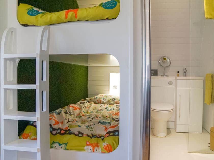  Let’s Glamp Retro Queen - Let’s Glamp Retro, Llandysul