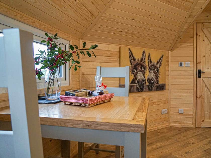 Cwt Celyn (Holly Hut) - Mountain Meadow Cabins, Abergele