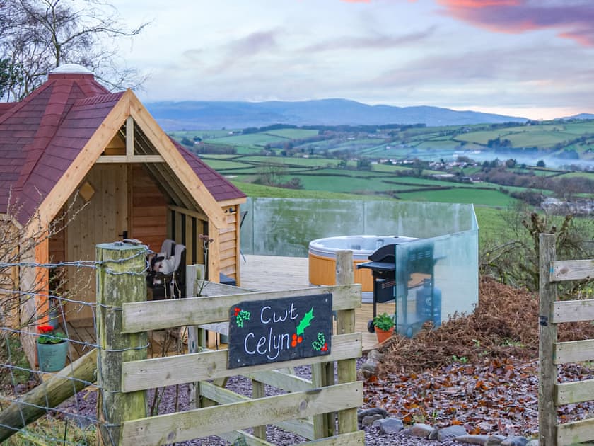 Cwt Celyn (Holly Hut) - Mountain Meadow Cabins, Abergele