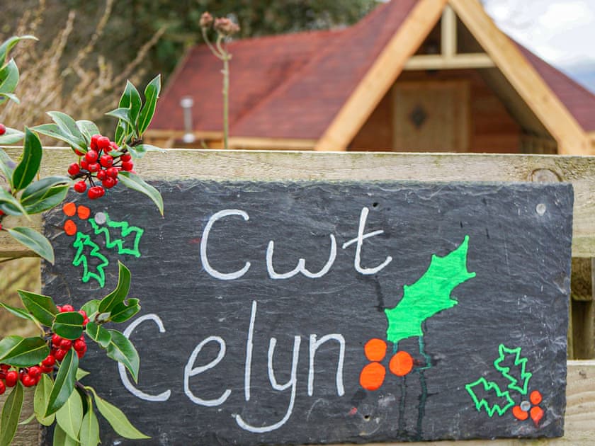 Cwt Celyn (Holly Hut) - Mountain Meadow Cabins, Abergele