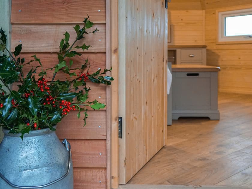 Cwt Celyn (Holly Hut) - Mountain Meadow Cabins, Abergele