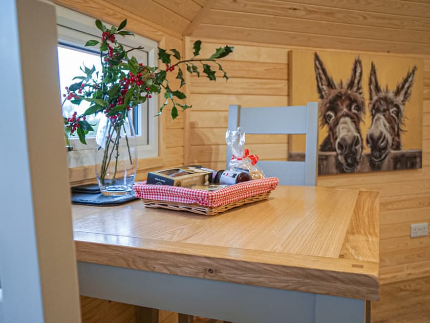 Cwt Celyn (Holly Hut) - Mountain Meadow Cabins, Abergele