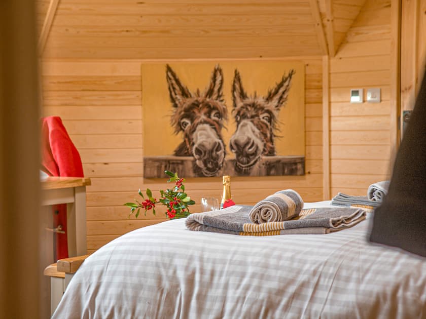 Cwt Celyn (Holly Hut) - Mountain Meadow Cabins, Abergele