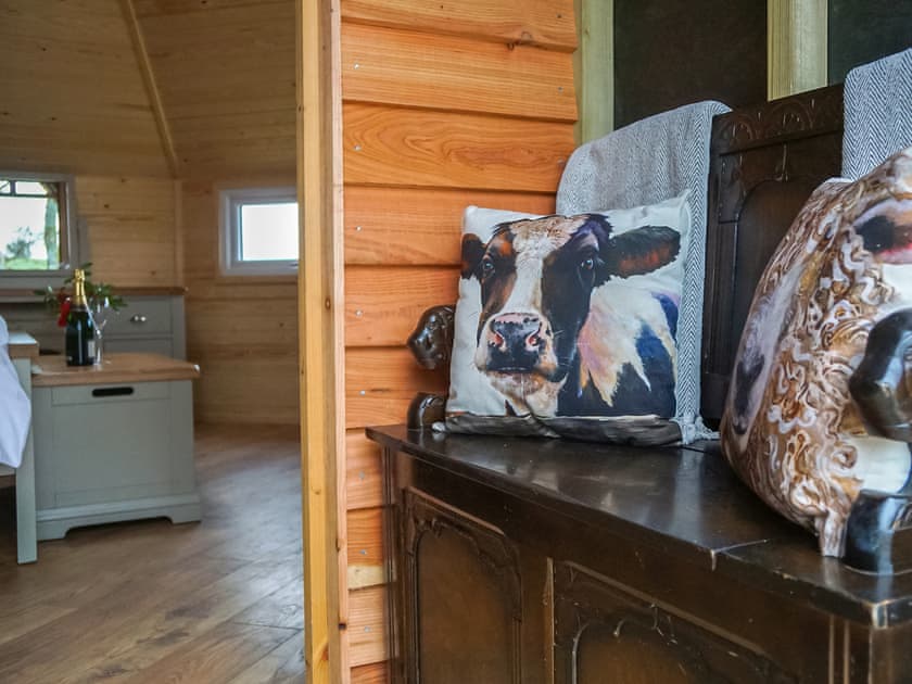 Cwt Celyn (Holly Hut) - Mountain Meadow Cabins, Abergele