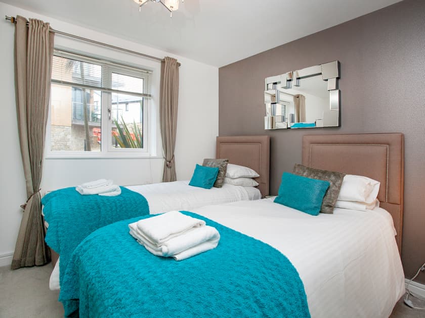 Twin bedroom | Kamal, Duporth, near St Austell