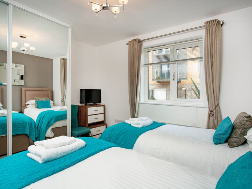 Twin bedroom | Kamal, Duporth, near St Austell