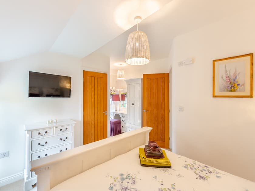 Relaxing bedroom with kingsize bed and en-suite | Adair Cottage - Meresyke Farm, Wigglesworth, near Settle