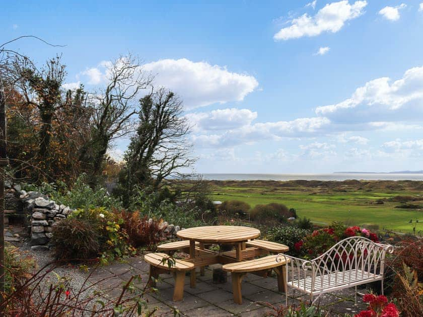 Outdoor eating area | Bryn Hyfryd, Harlech