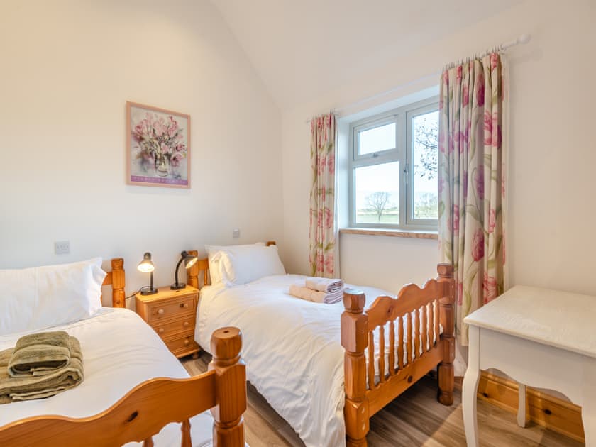 Twin bedroom | The Old Greenhouse - Panton House Farm, Wragby