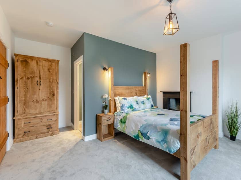 Kingsize bedroom | Pen Isa’r Llan - Pen Isa’r Llan, Bala