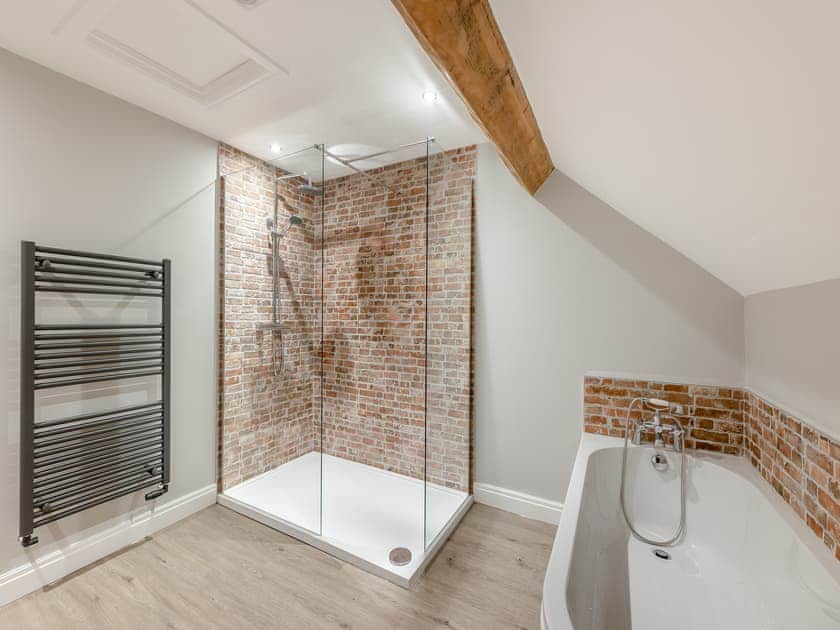 Bathroom | Pen Isa’r Llan - Pen Isa’r Llan, Bala
