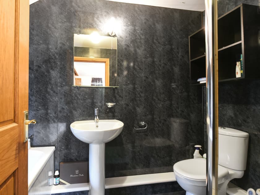 Bathroom | Tir-Y-Coed, Mold and the Clwydian Range