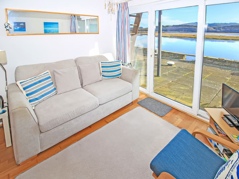 Open plan living space | Southerly Views Flat, Porthmadog
