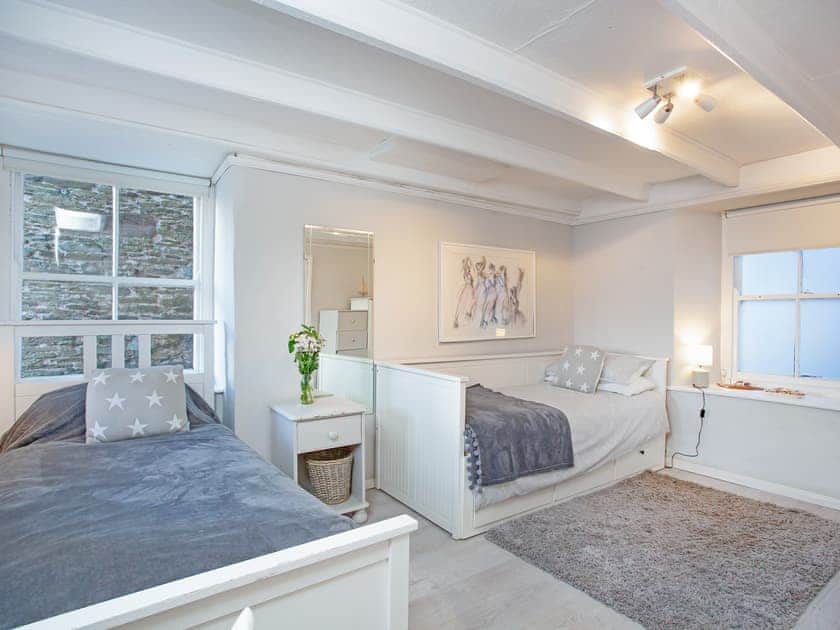 Twin bedroom | The Lookout, Fowey