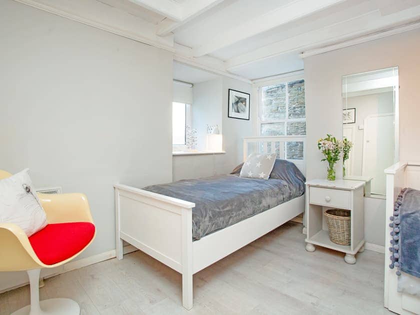 Twin bedroom | The Lookout, Fowey