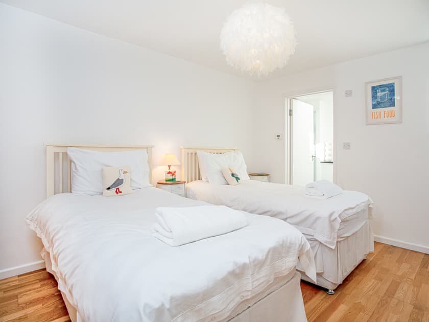 Twin bedroom | Lookout, Downderry