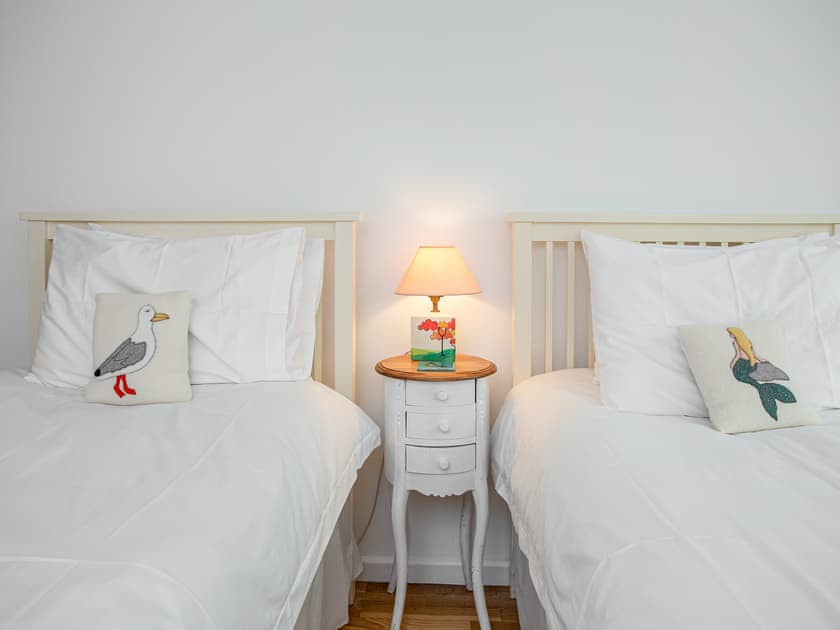 Twin bedroom | Lookout, Downderry