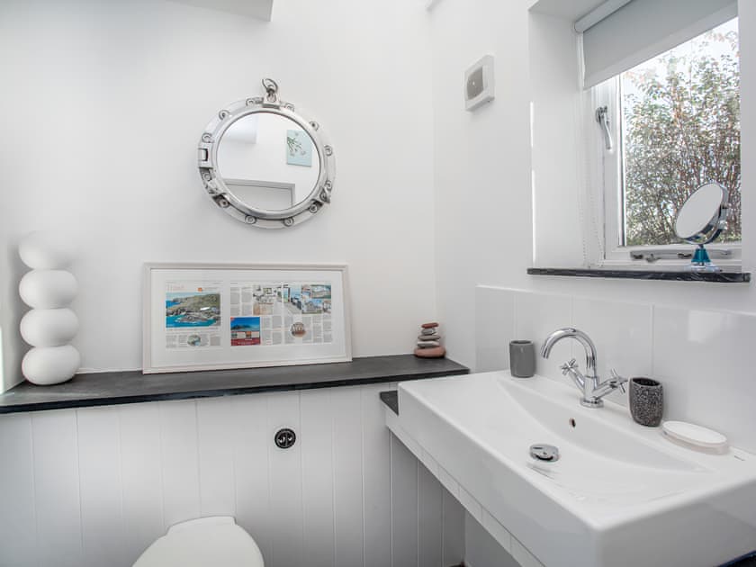 Bathroom | Lookout, Downderry
