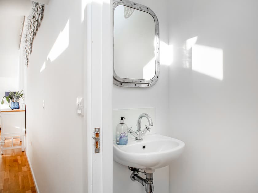 Bathroom | Lookout, Downderry