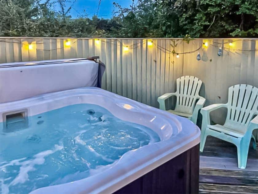 Hot tub | Lon Lwyd Isaf, Pentraeth