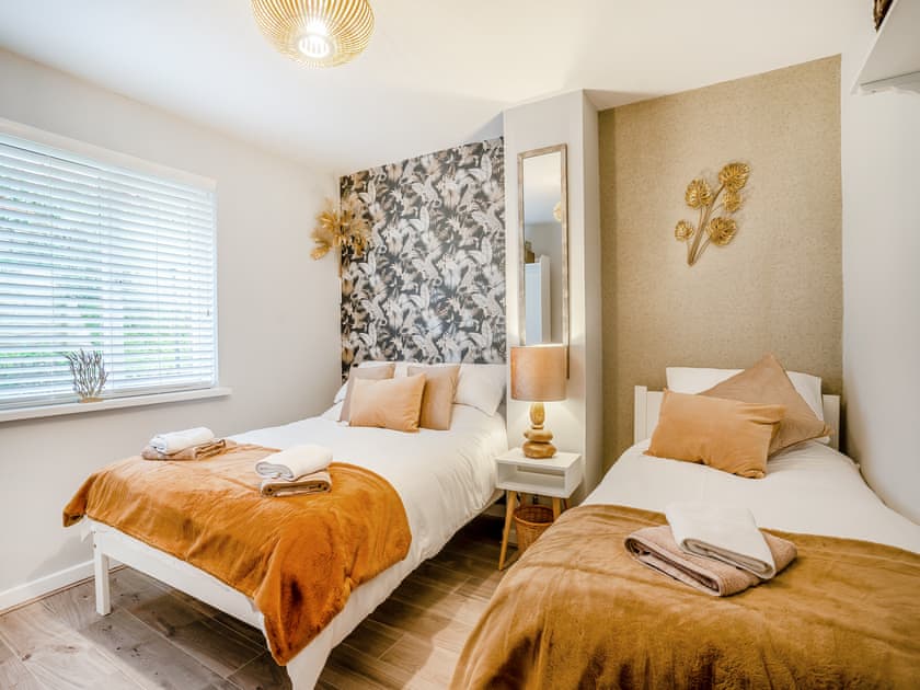 Twin bedroom | The Putts, Mumbles