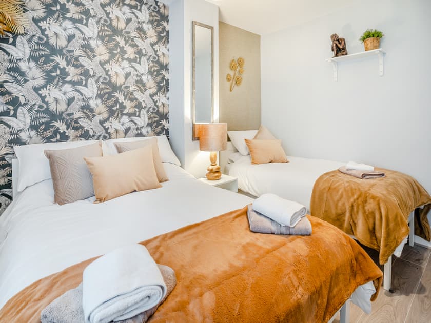 Twin bedroom | The Putts, Mumbles