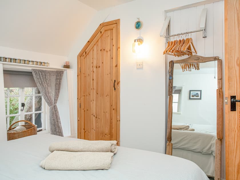 Double bedroom | Coombe Cottage, St Agnes