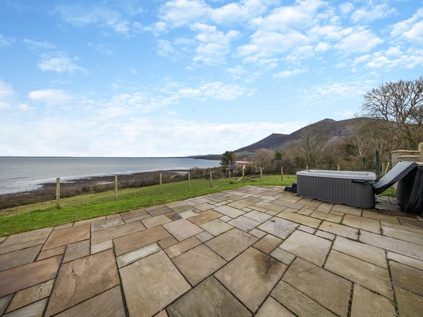 Hot tub | Y Beudy Gwydir, Trefor Nr Caernarfon