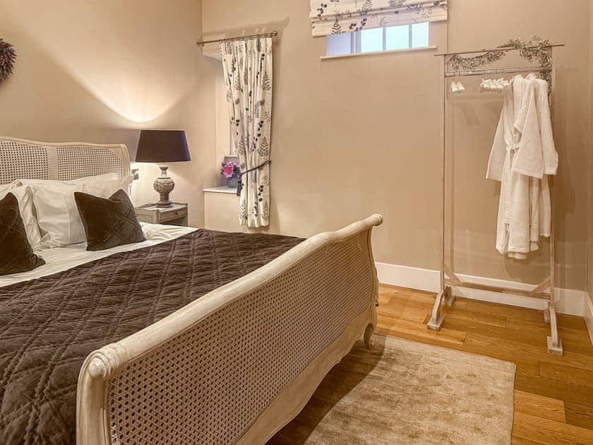 Elegant touches in the bedroom | Sykelands Cottage - Sykelands Grange Cottages, Dalton