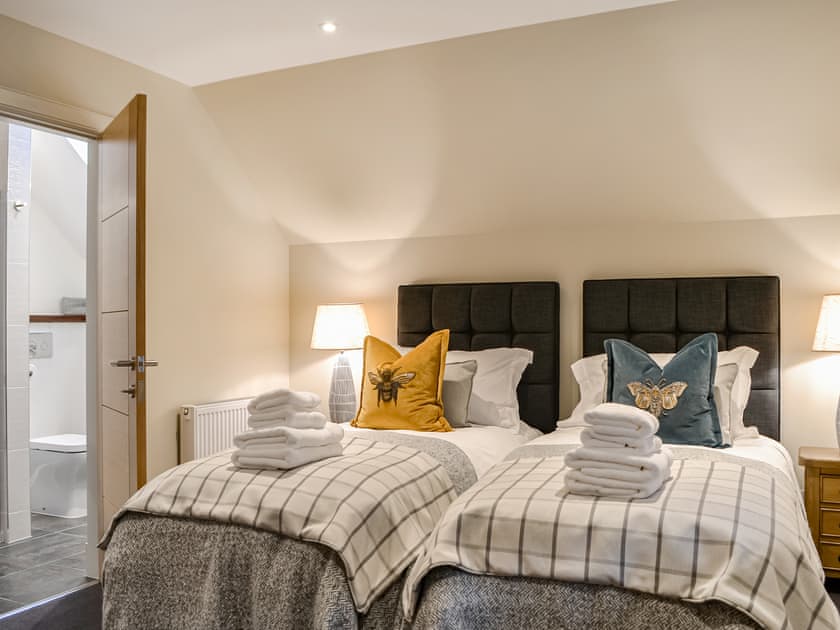 Twin bedroom | The Old Mill - Paddockhall Cottages, Linlithgow