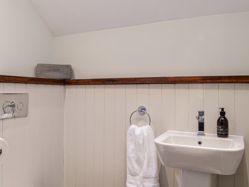 Bathroom | The Old Mill - Paddockhall Cottages, Linlithgow