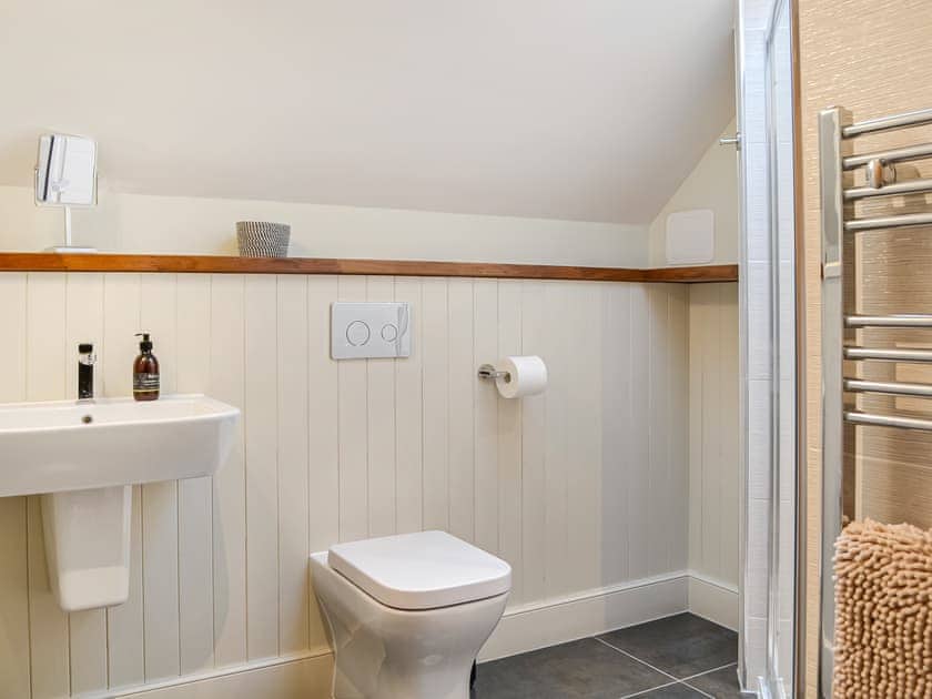 Bathroom | Pride of Erin - Paddockhall Cottages, Linlithgow
