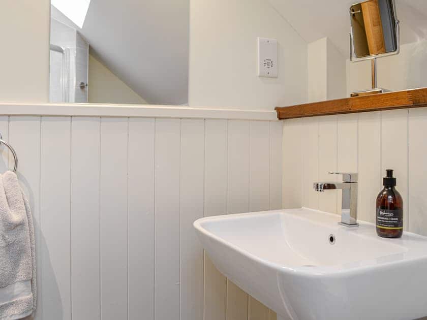 Bathroom | Pride of Erin - Paddockhall Cottages, Linlithgow