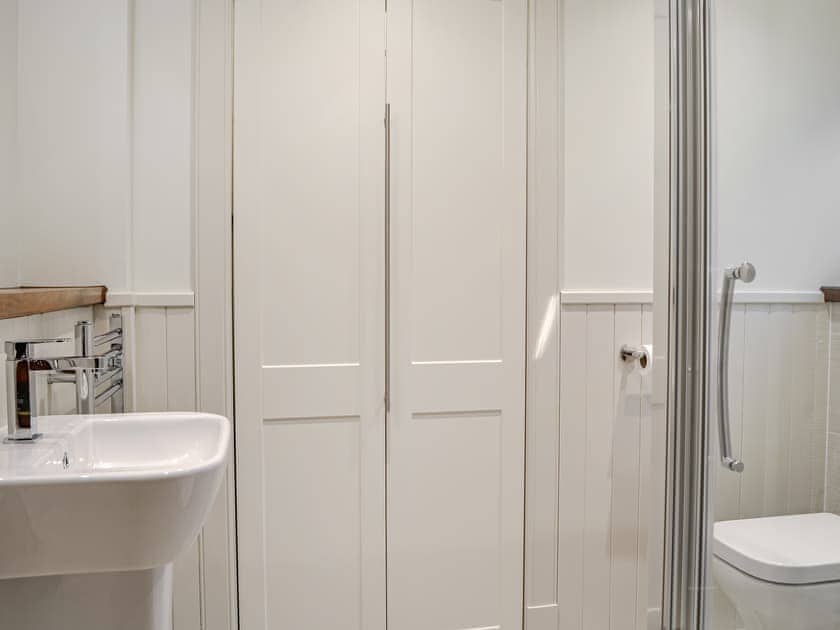 Bathroom | Pride of Erin - Paddockhall Cottages, Linlithgow