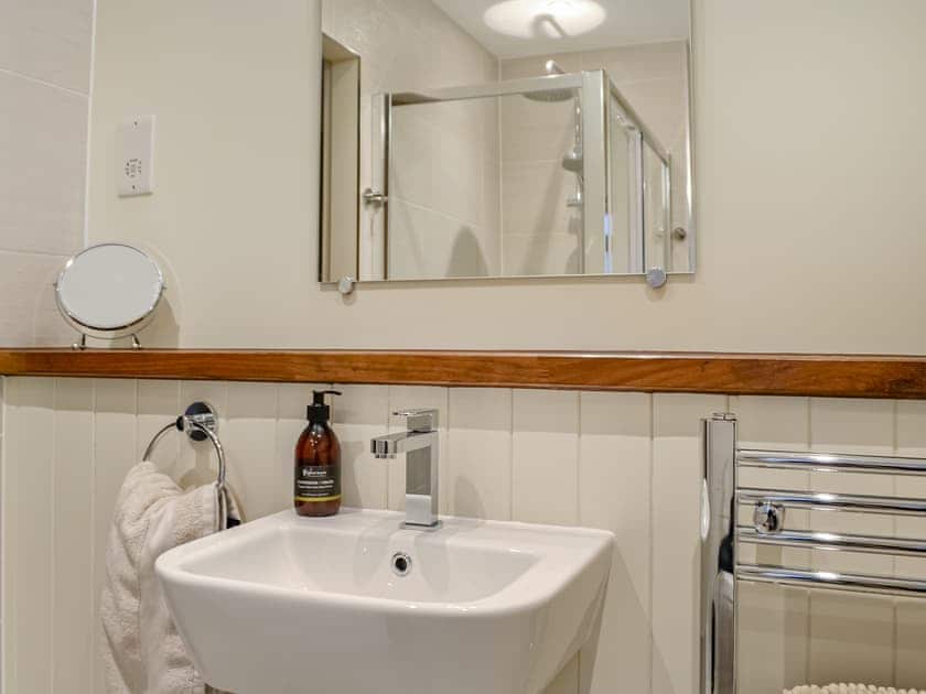 Bathroom | Pride of Erin - Paddockhall Cottages, Linlithgow
